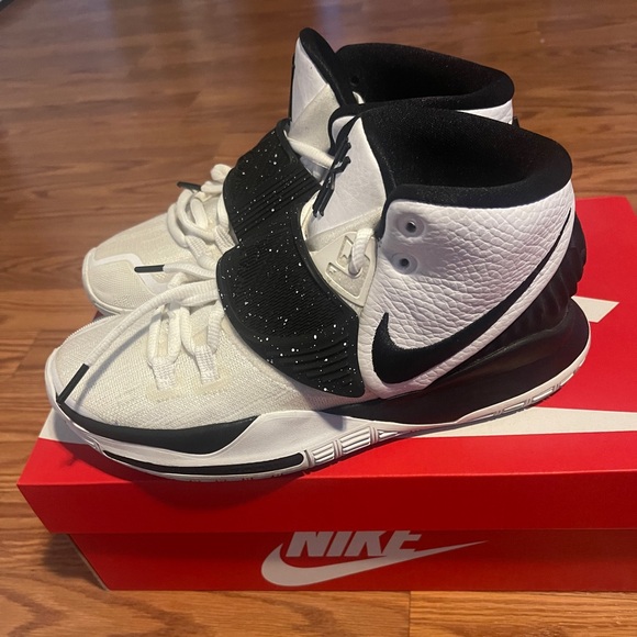 Nike Kyrie Team 'White Black' Basketball Shoes
